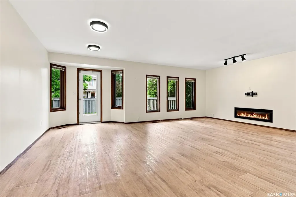 539 Emmeline Key Saskatoon SK S7J 5G8