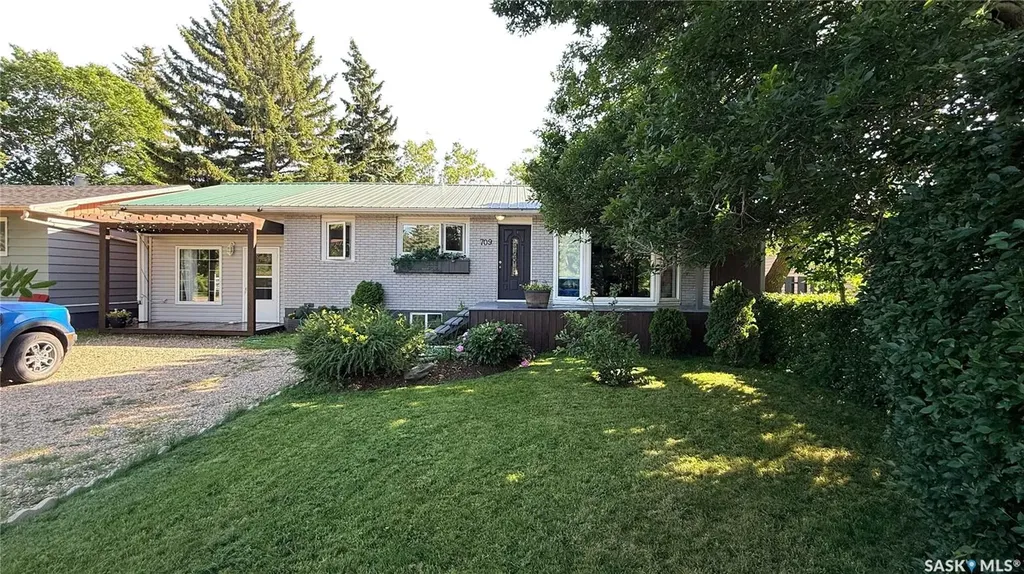 709 Prospect Avenue Oxbow SK S0C 2B0