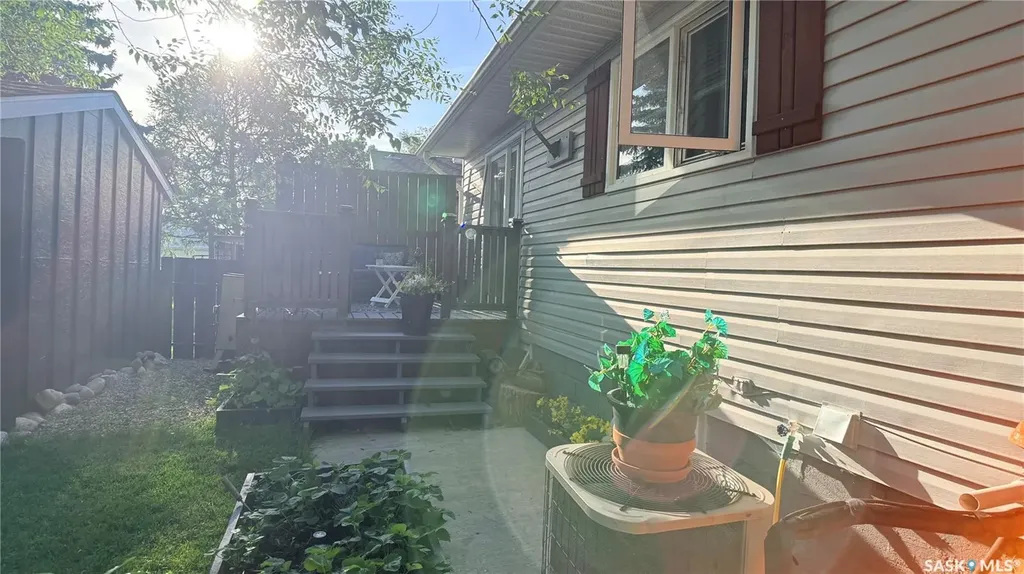 709 Prospect Avenue Oxbow SK S0C 2B0