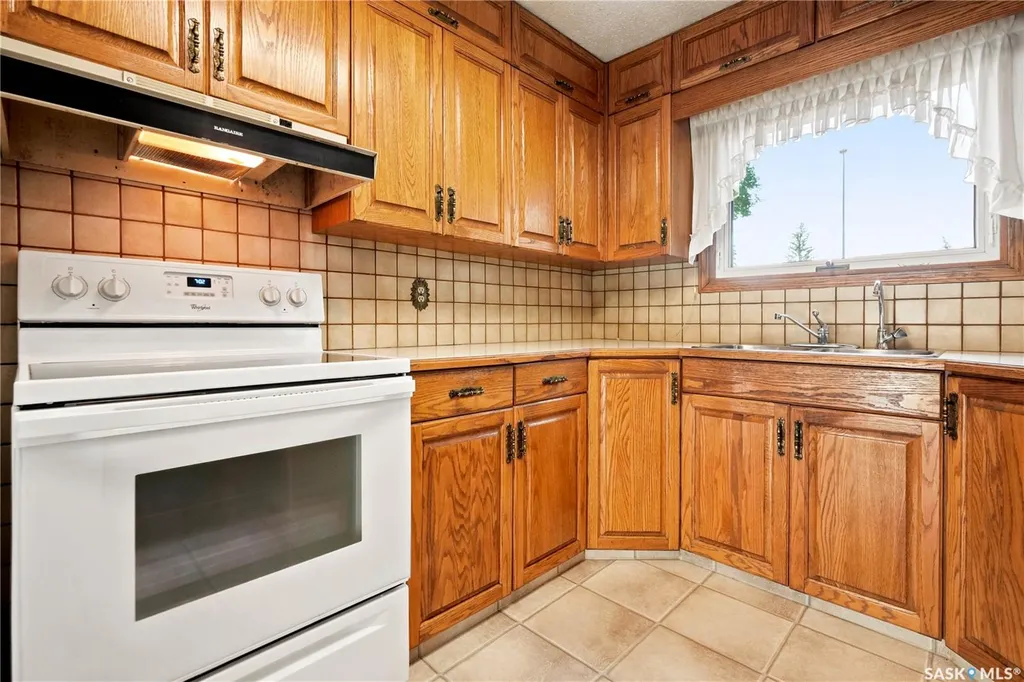 619 Murray Avenue E Regina SK S4N 1K1