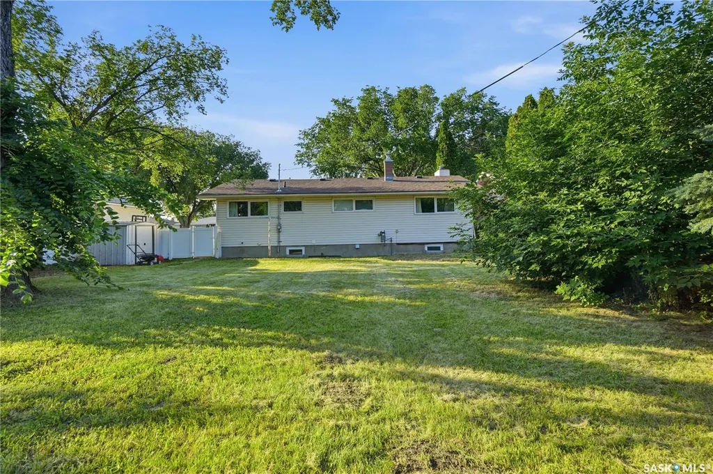 619 Murray Avenue E Regina SK S4N 1K1