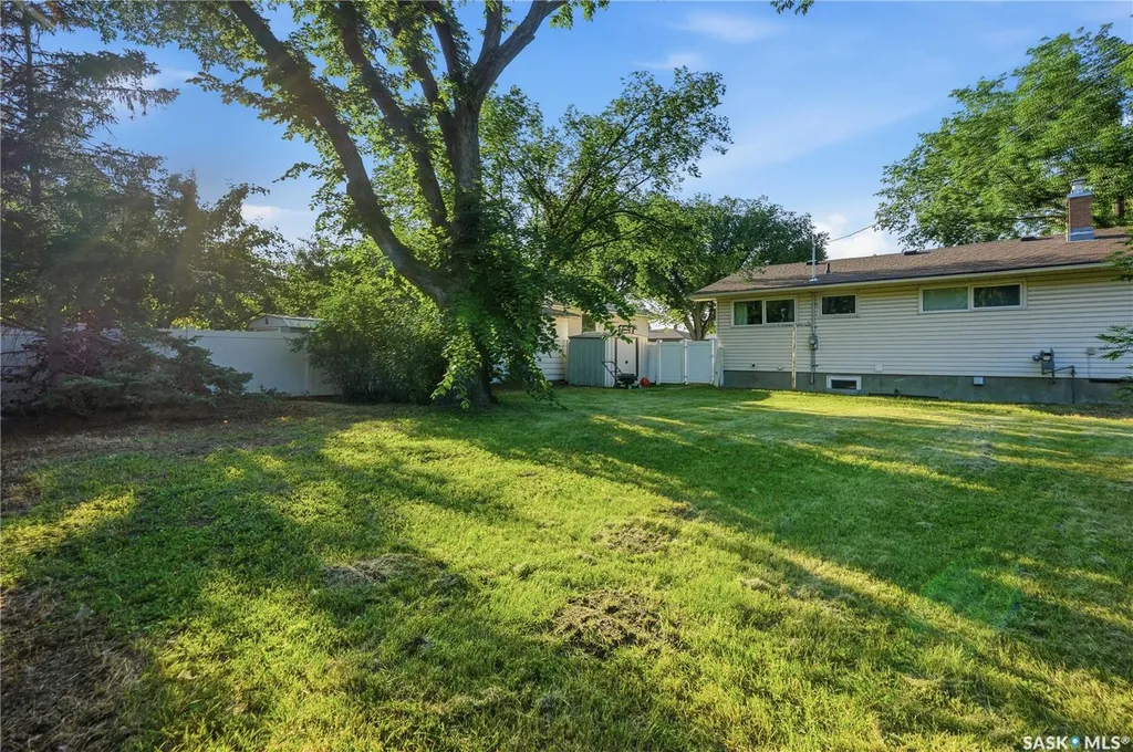 619 Murray Avenue E Regina SK S4N 1K1