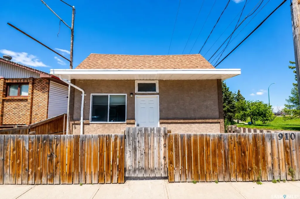 910 Lillooet Street W Moose Jaw SK S6H 4Z8