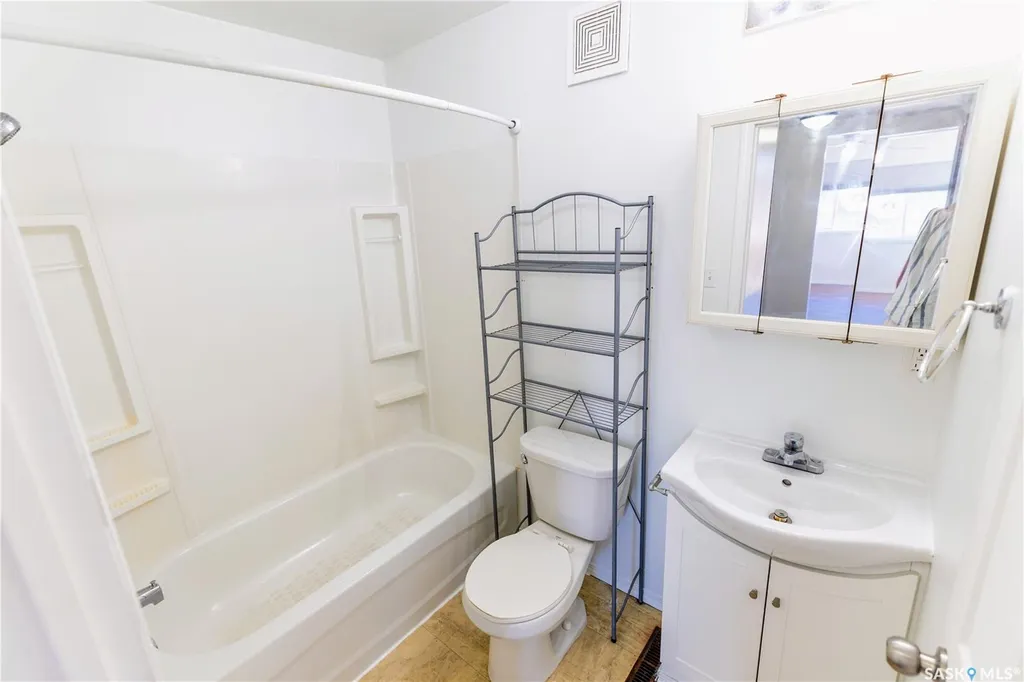 910 Lillooet Street W Moose Jaw SK S6H 4Z8
