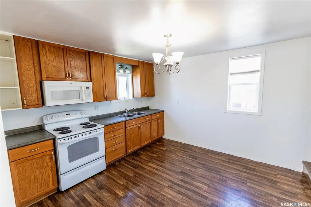 910 Lillooet Street W Moose Jaw SK S6H 4Z8