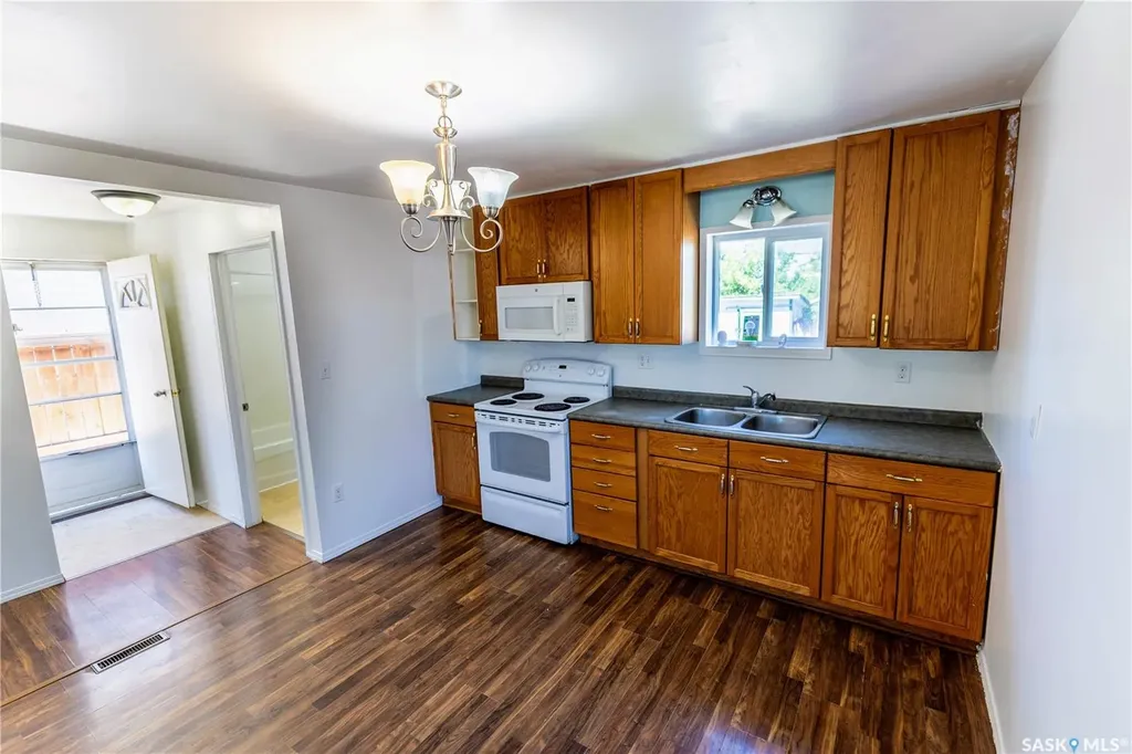 910 Lillooet Street W Moose Jaw SK S6H 4Z8
