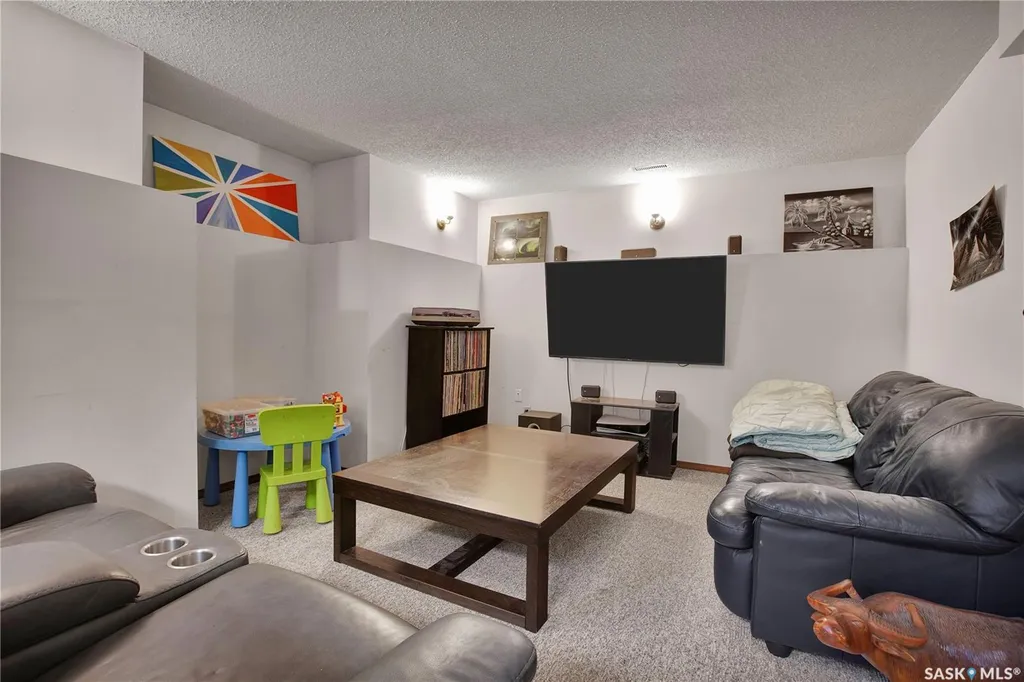 523 Pendygrasse Road Saskatoon SK S7M 5N4