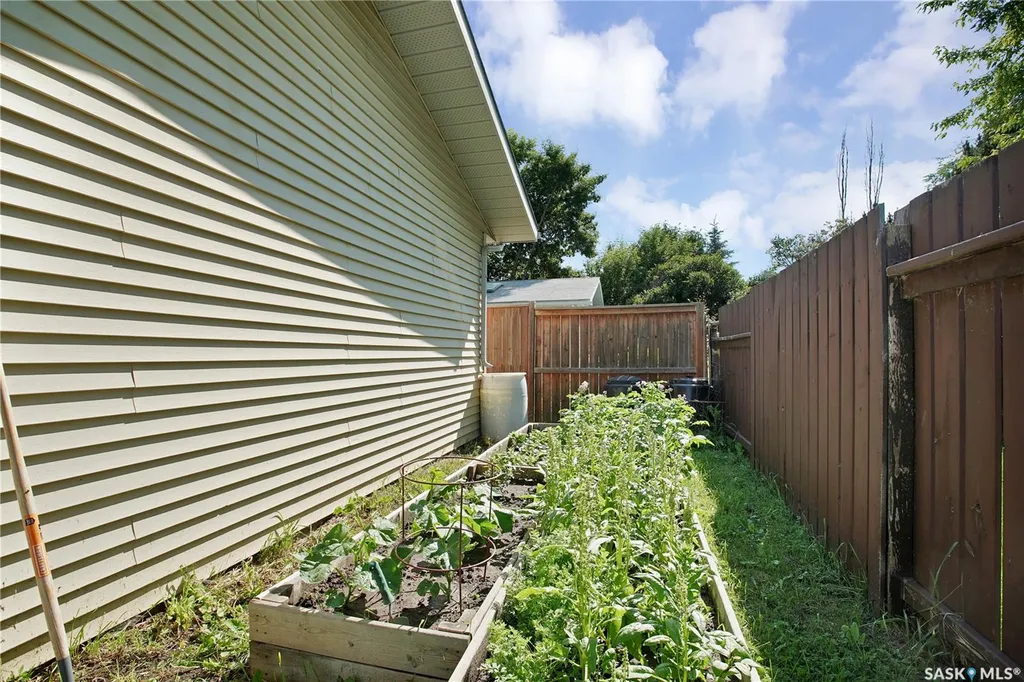 523 Pendygrasse Road Saskatoon SK S7M 5N4
