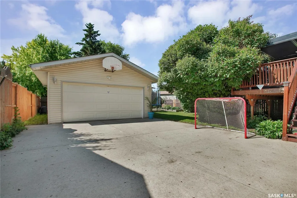523 Pendygrasse Road Saskatoon SK S7M 5N4