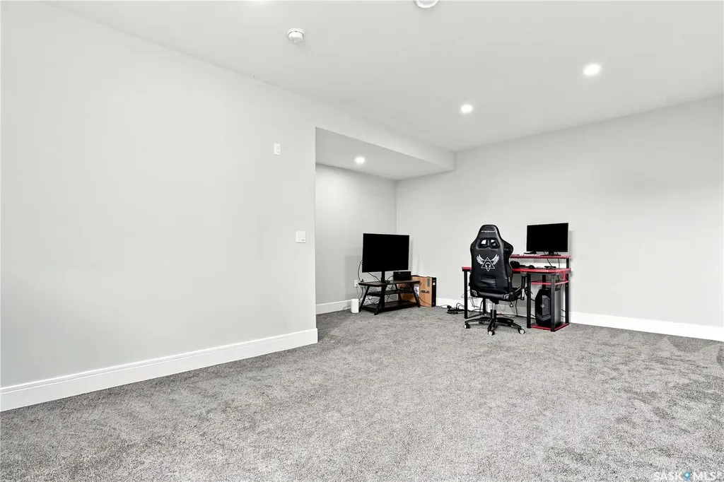 670 Fast Crescent Saskatoon SK S7W 0X1