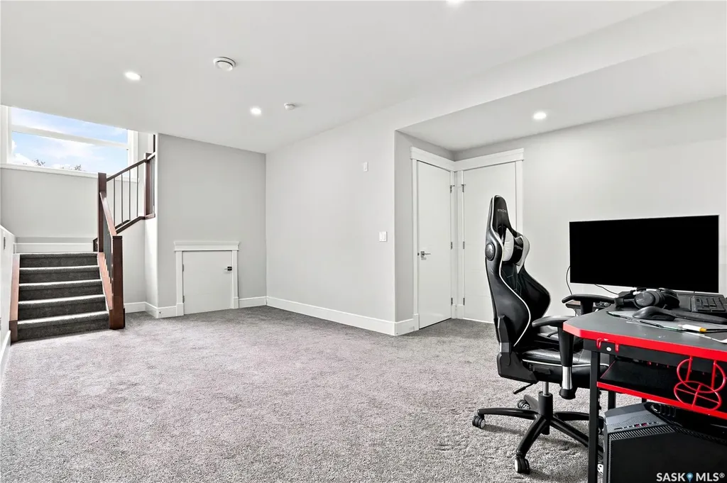 670 Fast Crescent Saskatoon SK S7W 0X1