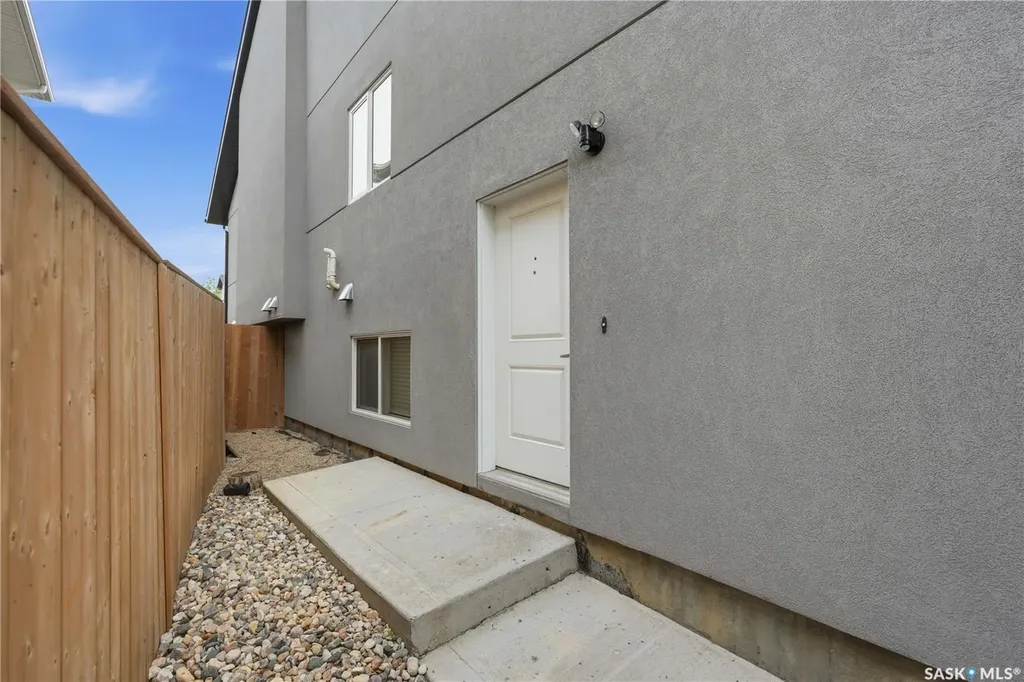 670 Fast Crescent Saskatoon SK S7W 0X1