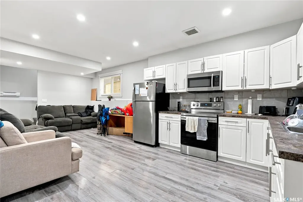 670 Fast Crescent Saskatoon SK S7W 0X1