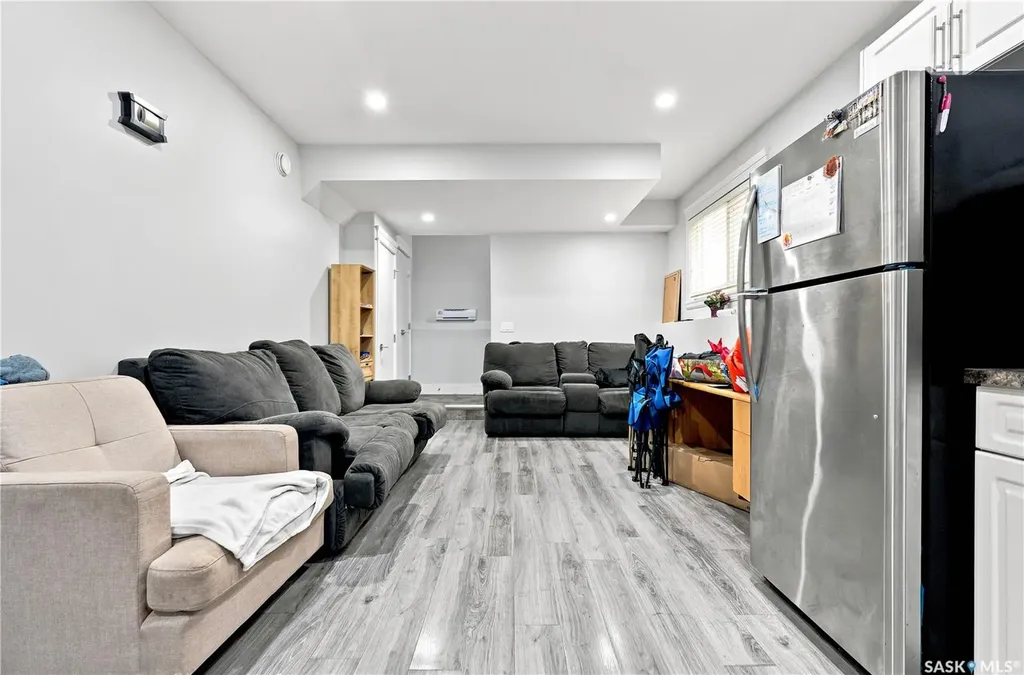 670 Fast Crescent Saskatoon SK S7W 0X1