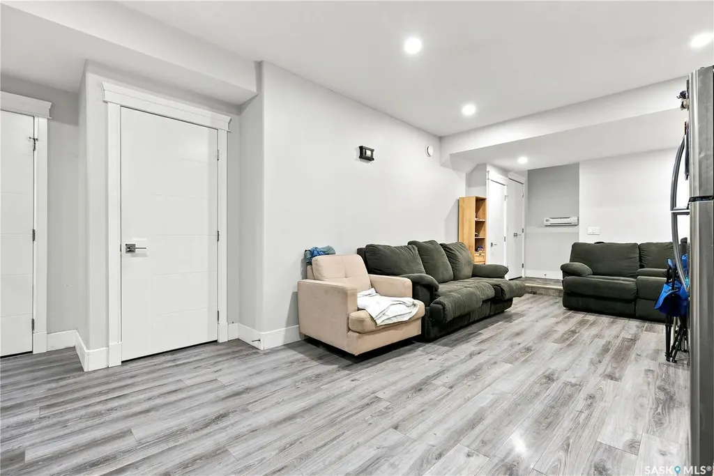 670 Fast Crescent Saskatoon SK S7W 0X1