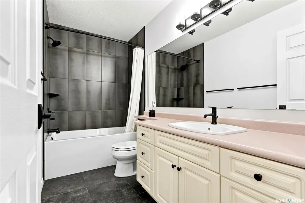 605 Perehudoff Crescent Saskatoon SK S7N 4N7