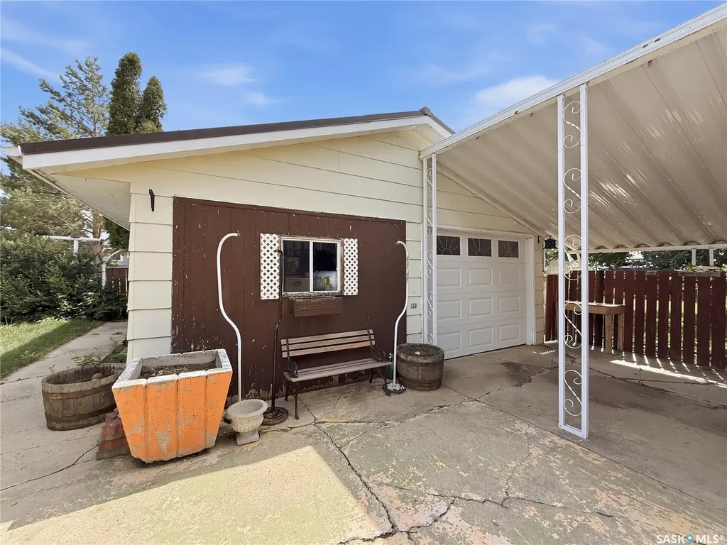512 1st Street N Cabri SK S0N 0J0