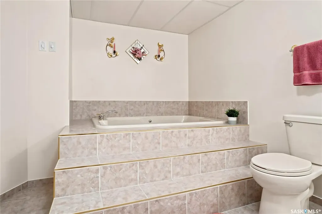 3291 Thames Crescent E Regina SK S4V 2Y9