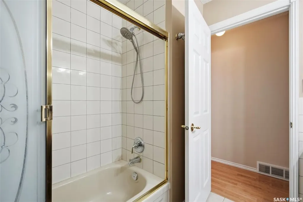 1224 Crescent Boulevard Saskatoon SK S7M 3W6