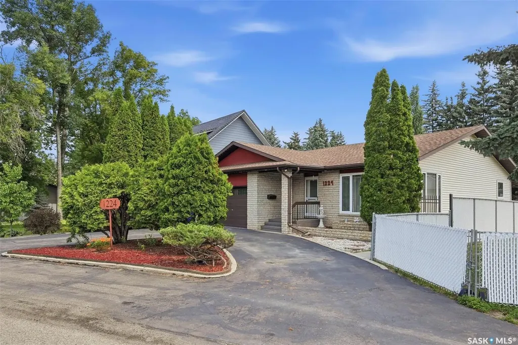 1224 Crescent Boulevard Saskatoon SK S7M 3W6