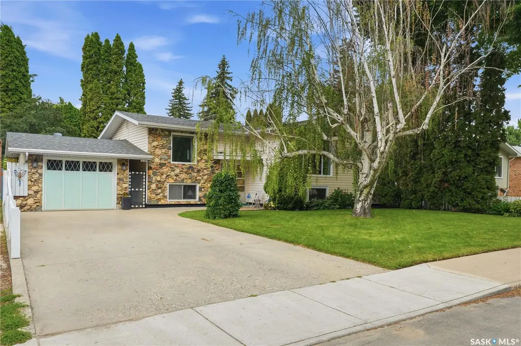 429 Montreal Avenue S Saskatoon SK S7M 3L2