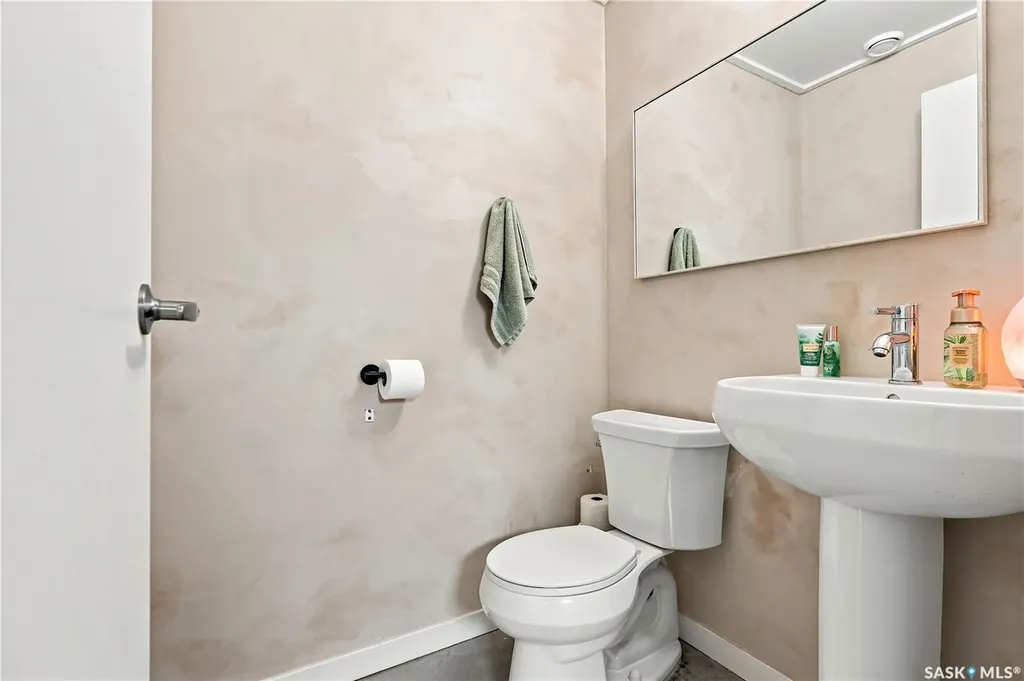 319 D Avenue S Saskatoon SK S7M 1R2