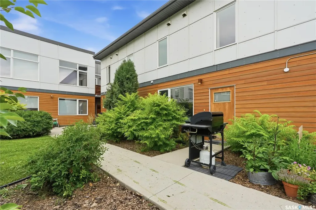 319 D Avenue S Saskatoon SK S7M 1R2