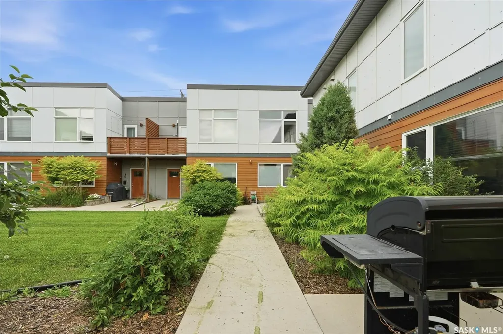 319 D Avenue S Saskatoon SK S7M 1R2