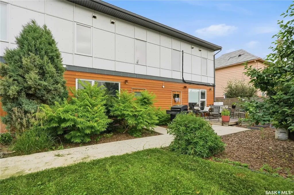 319 D Avenue S Saskatoon SK S7M 1R2