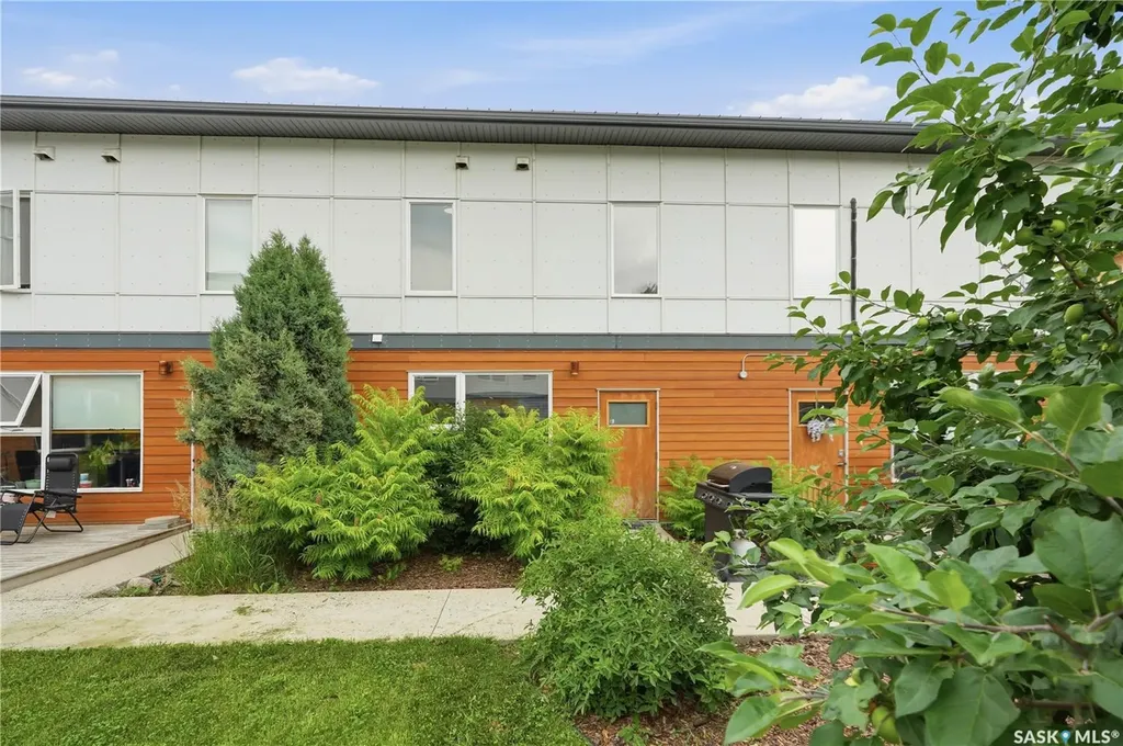319 D Avenue S Saskatoon SK S7M 1R2