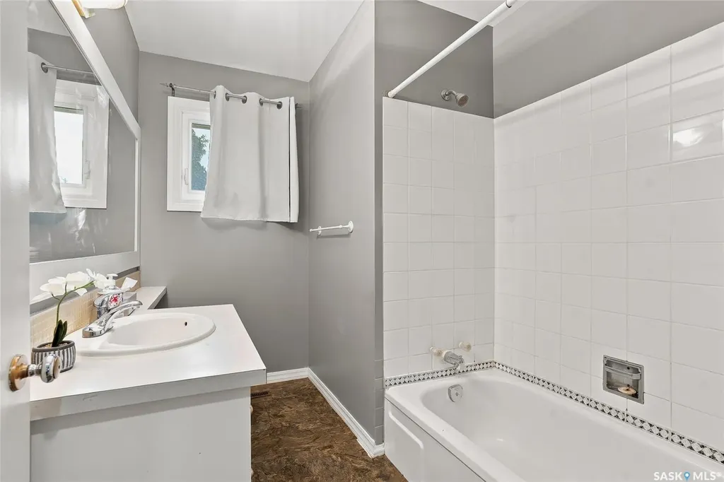 1309 I Avenue N Saskatoon SK S7L 2J1