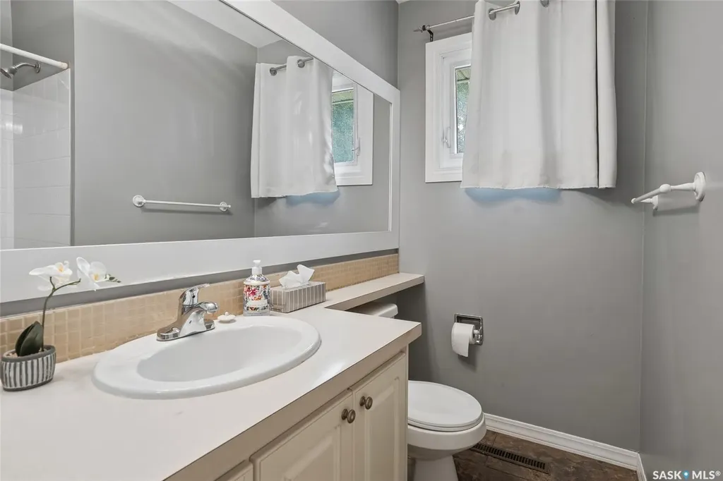 1309 I Avenue N Saskatoon SK S7L 2J1