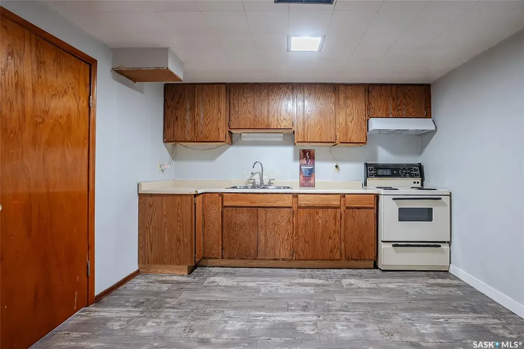 1309 I Avenue N Saskatoon SK S7L 2J1