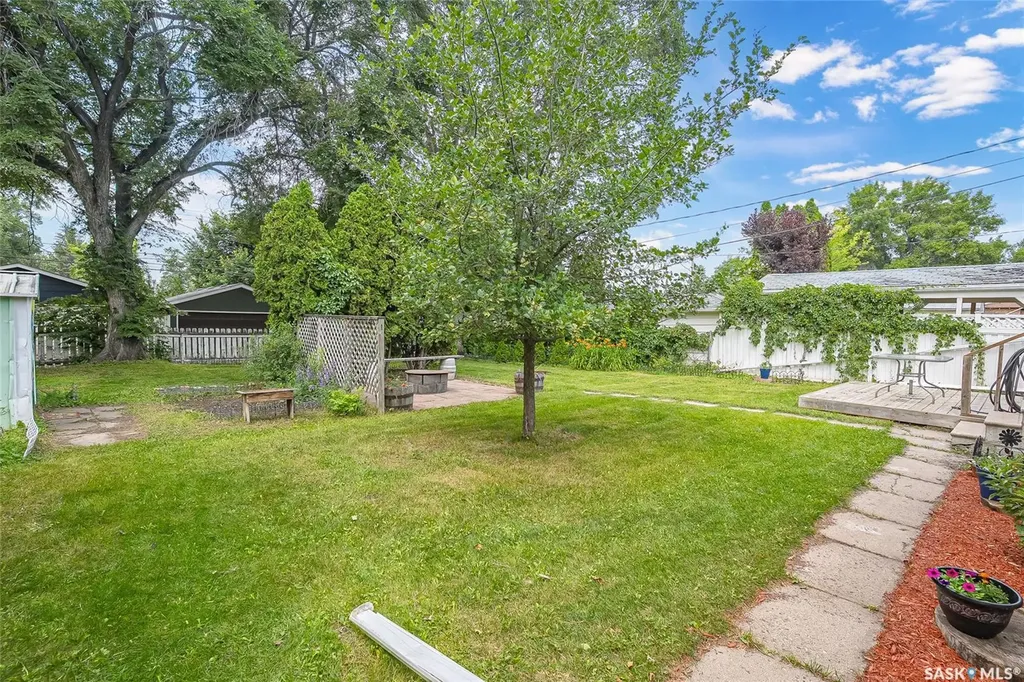 1309 I Avenue N Saskatoon SK S7L 2J1