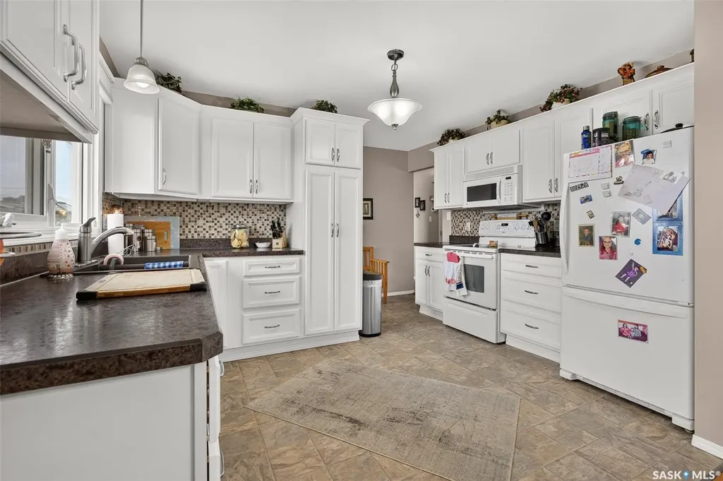 1331 Athabasca Street W Moose Jaw SK S6H 6C8