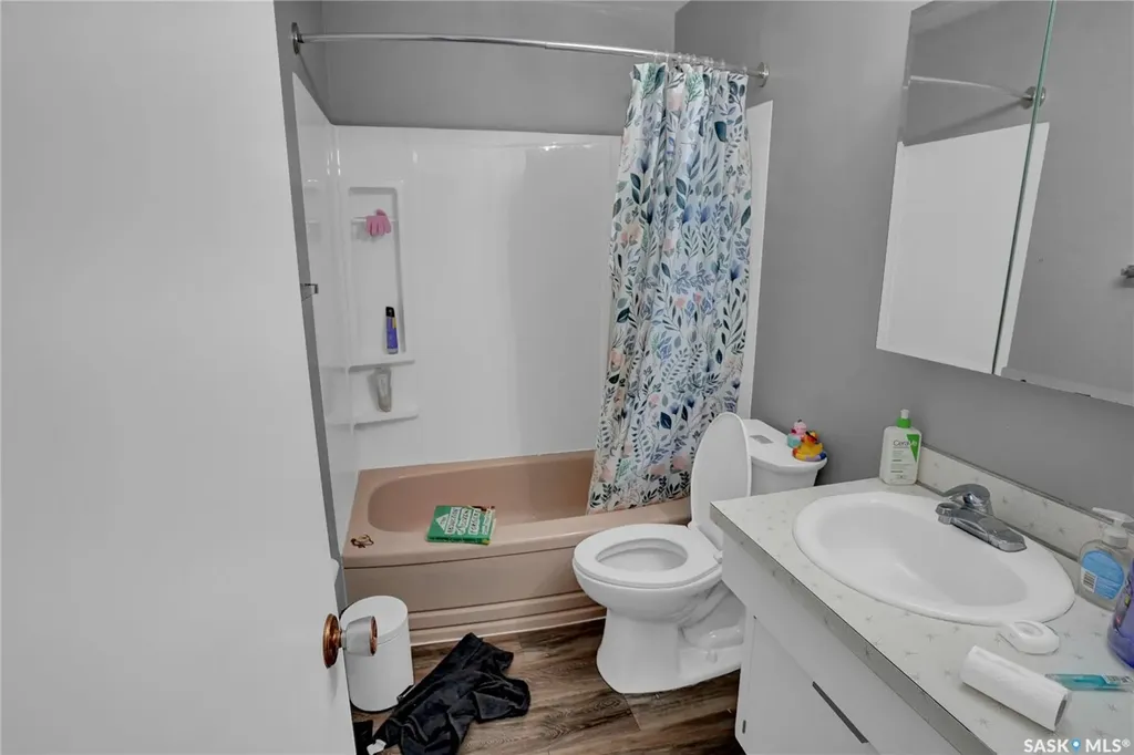 913-915 Hochelaga Street W Moose Jaw SK S6H 2H7