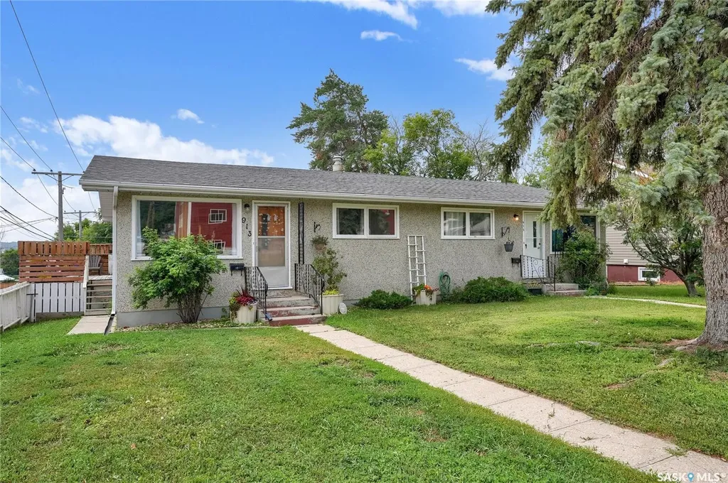 913-915 Hochelaga Street W Moose Jaw SK S6H 2H7