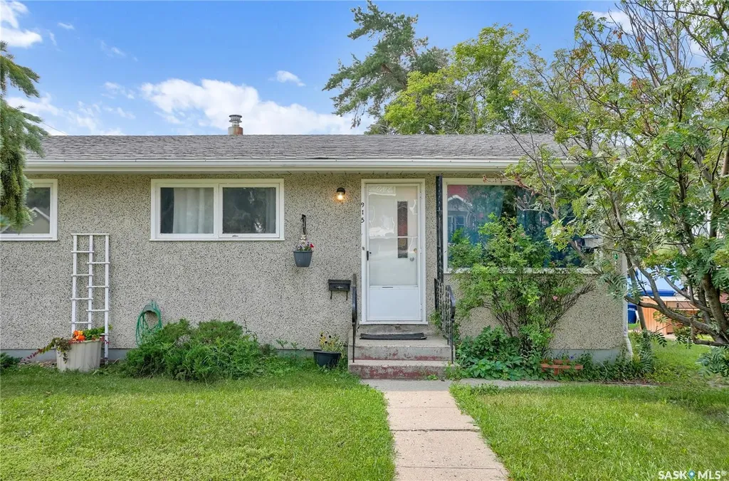 913-915 Hochelaga Street W Moose Jaw SK S6H 2H7