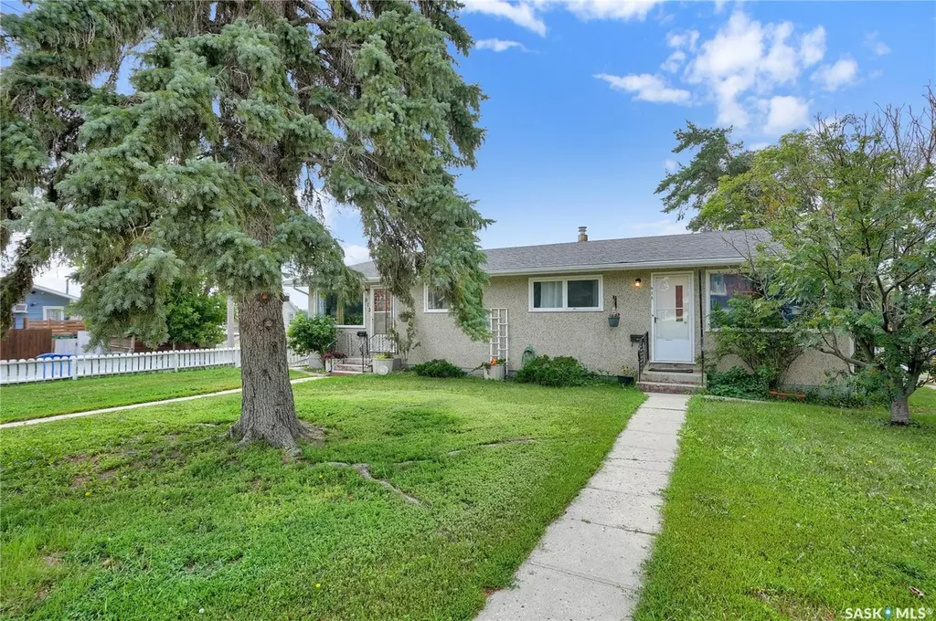 913-915 Hochelaga Street W Moose Jaw SK S6H 2H7