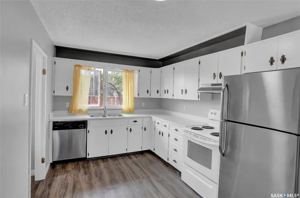 913-915 Hochelaga Street W Moose Jaw SK S6H 2H7