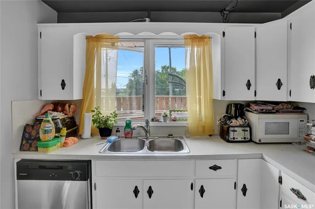 913-915 Hochelaga Street W Moose Jaw SK S6H 2H7