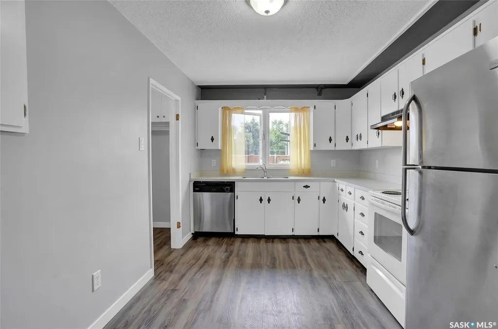 913-915 Hochelaga Street W Moose Jaw SK S6H 2H7