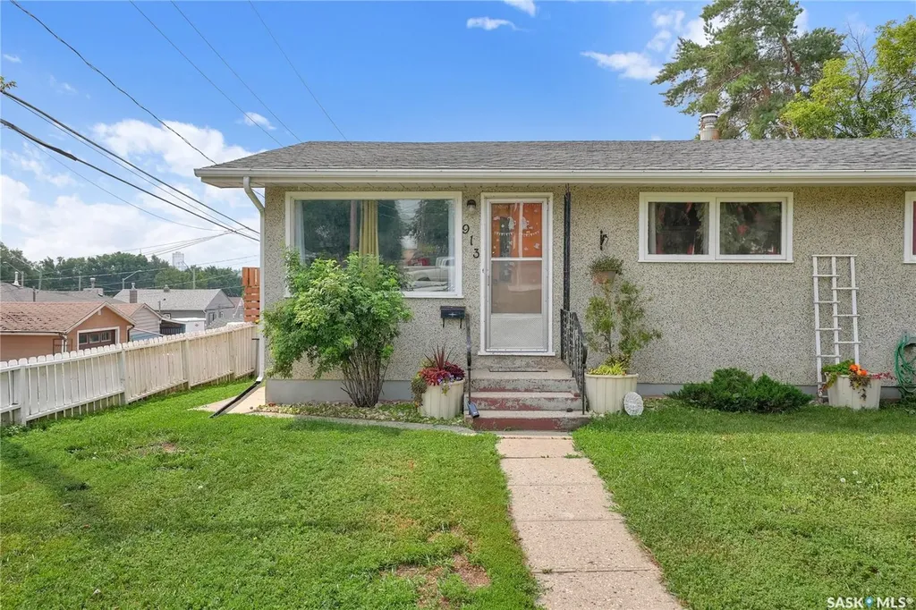 913-915 Hochelaga Street W Moose Jaw SK S6H 2H7
