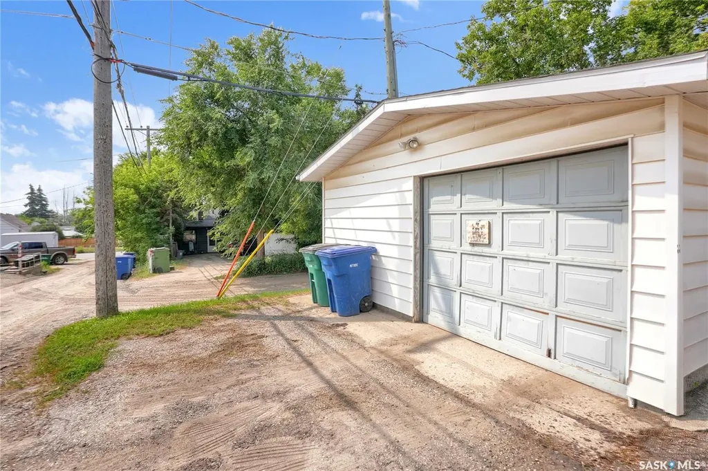 913-915 Hochelaga Street W Moose Jaw SK S6H 2H7