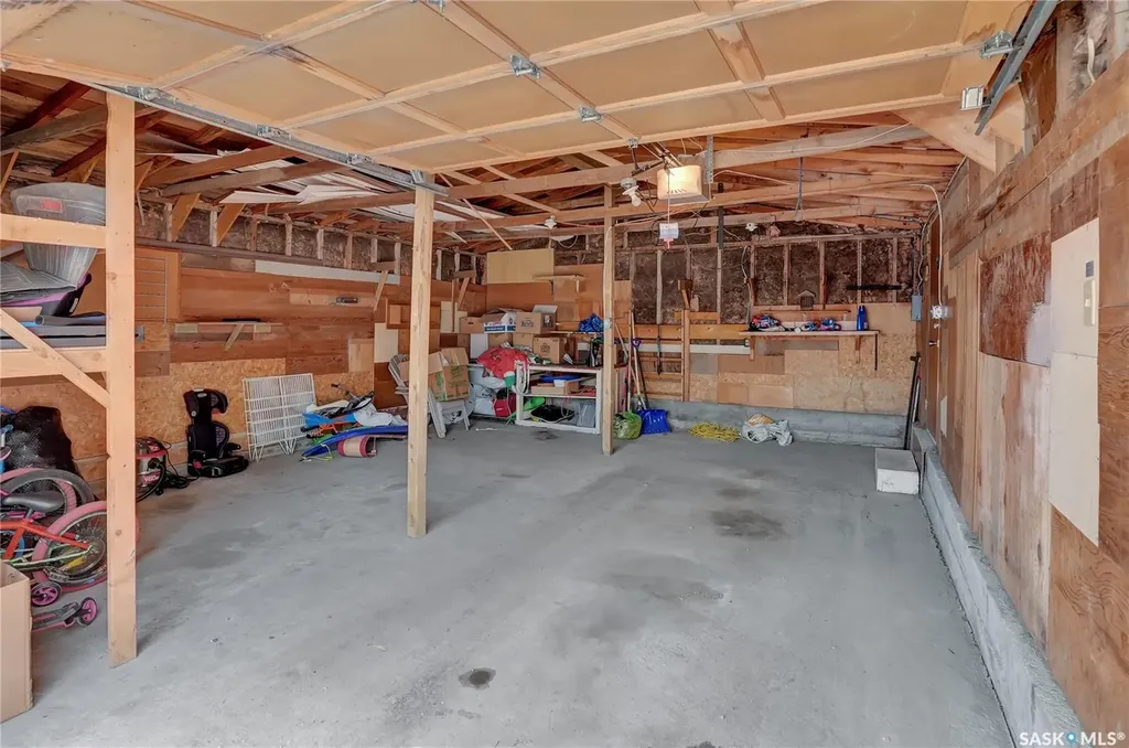 913-915 Hochelaga Street W Moose Jaw SK S6H 2H7