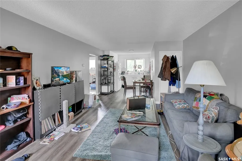 913-915 Hochelaga Street W Moose Jaw SK S6H 2H7