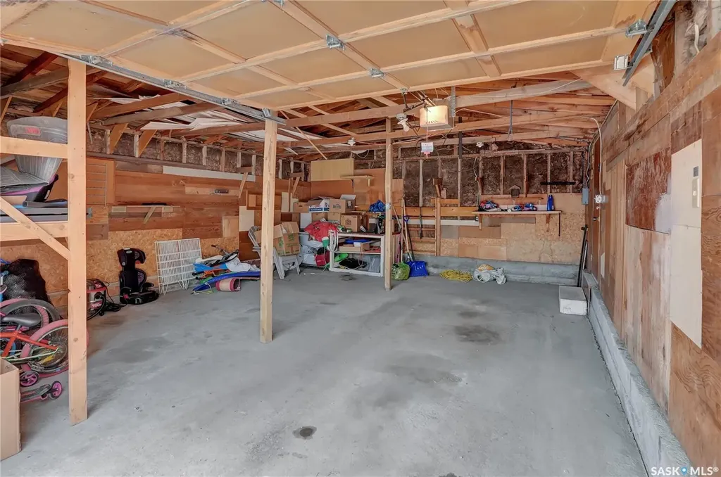 913-915 Hochelaga Street W Moose Jaw SK S6H 2H7