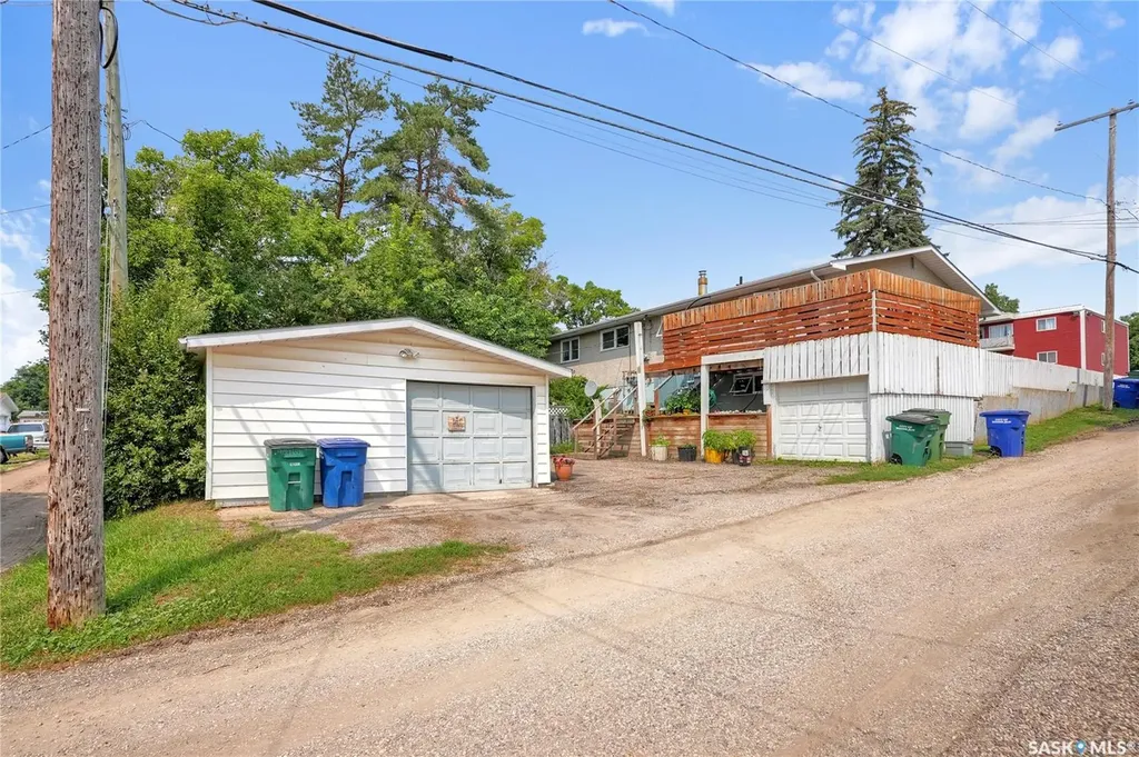 913-915 Hochelaga Street W Moose Jaw SK S6H 2H7