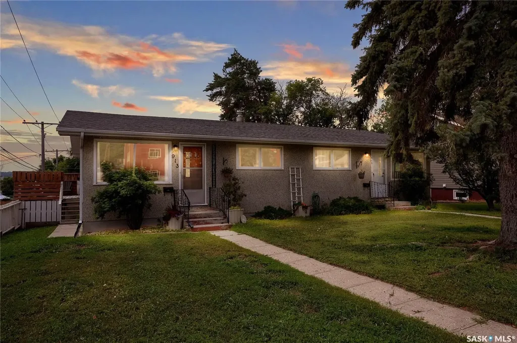 913-915 Hochelaga Street W Moose Jaw SK S6H 2H7