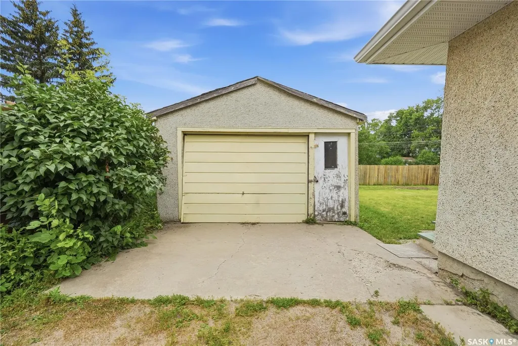 145 Ellison Crescent Regina SK S4R 4V6